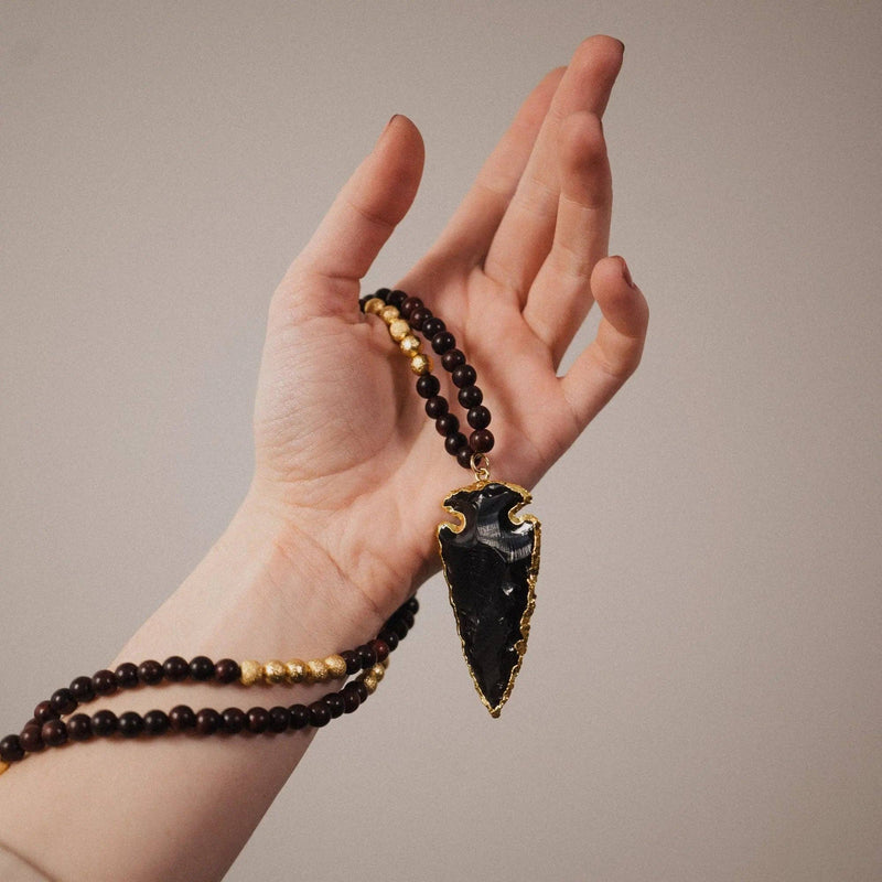 Collar de Obsidiana Negra con Colgante de Punta de Flecha
