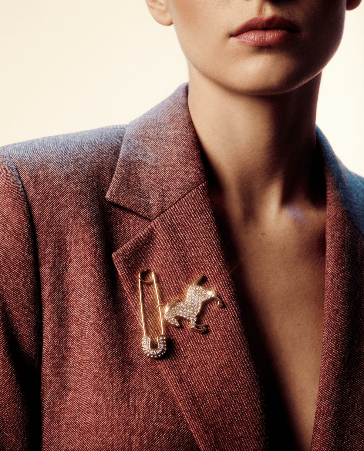 Running horse safety pin brooch – Phoebe's