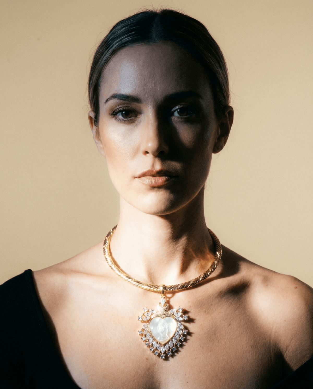 Sacred Heart mother-of-pearl rigid choker – Phoebe's