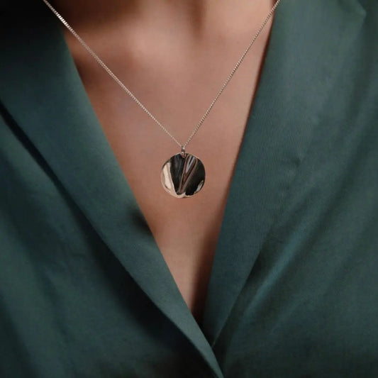 What-Necklaces-to-Wear-with-Low-Cut-Outfits-to-Elevate-Your-Style Phoebe`s