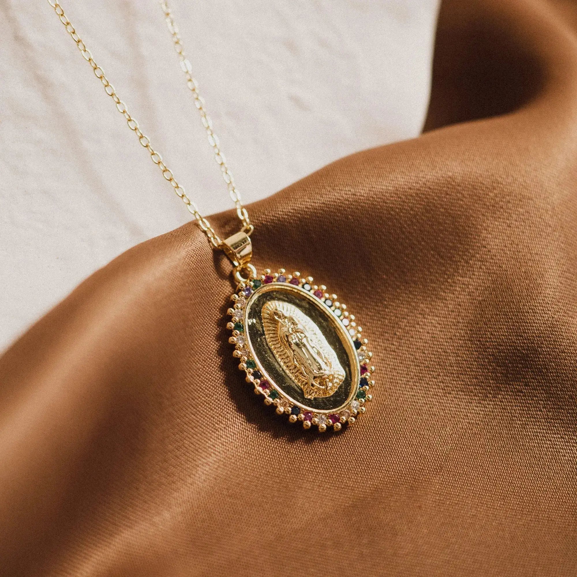 Dainty-Carabiner-Necklace-Minimalist-Elegance-with-a-Modern-Edge Phoebe`s