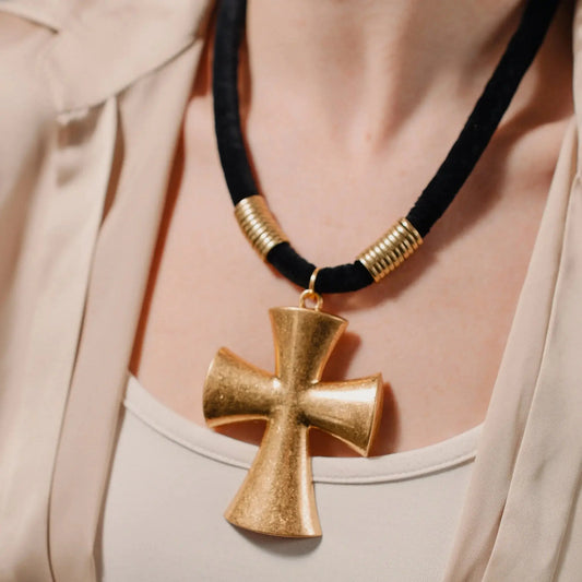 Maximalist-Gold-Jewelry-The-Ultimate-New-Year-Style Phoebe`s