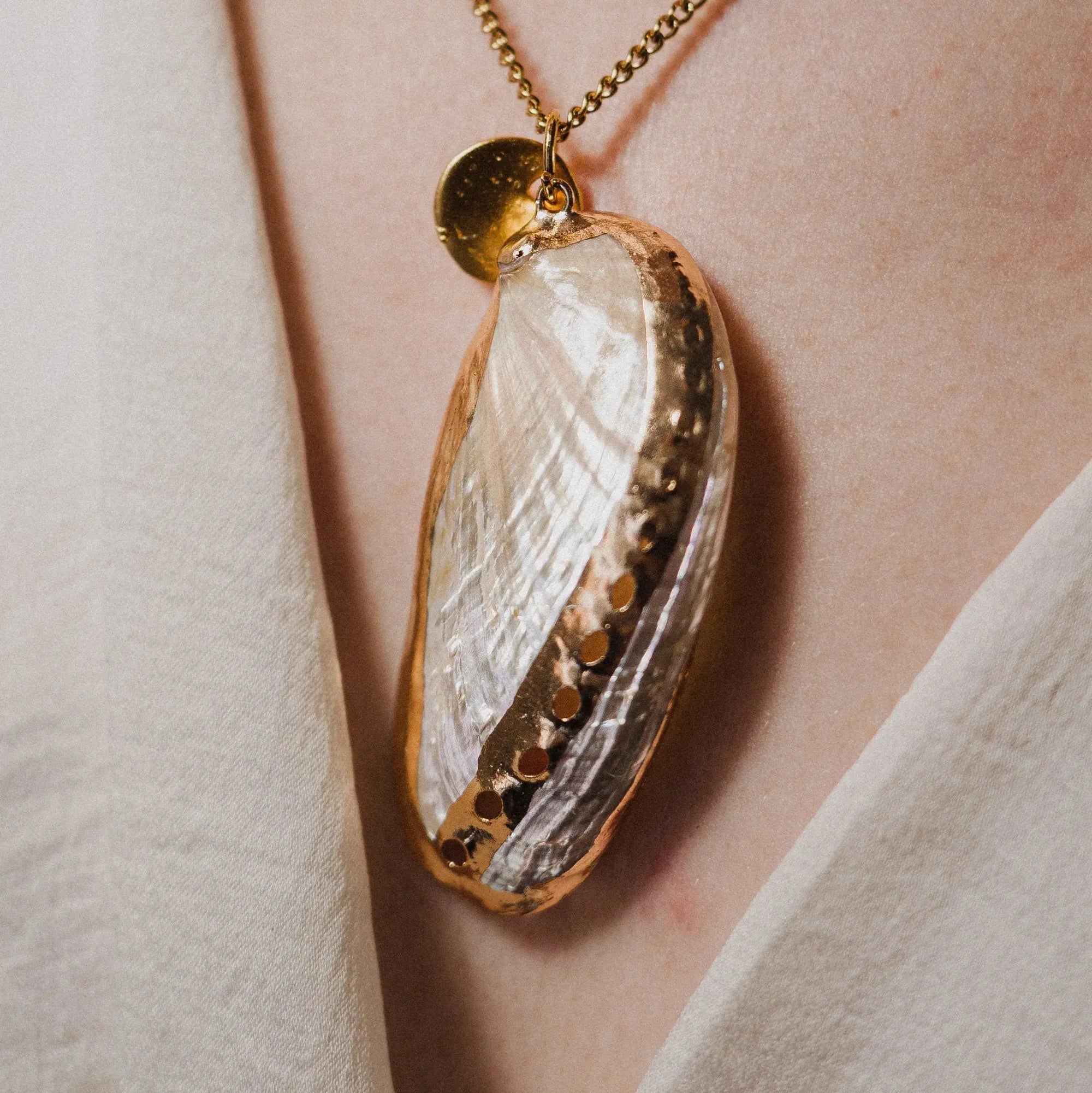Summer-Charm-Necklace-A-Must-Have-for-Effortless-Glamour Phoebe`s