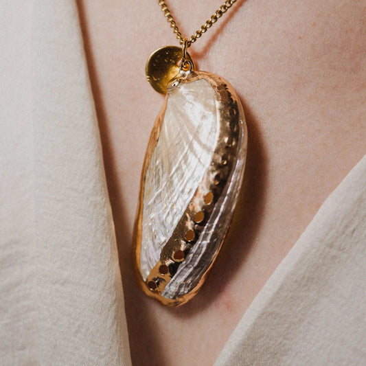 Summer-Charm-Necklace-A-Must-Have-for-Effortless-Glamour Phoebe`s