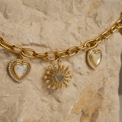 Pulsera bañada en oro de 18k con corazones: un toque de lujo y amor