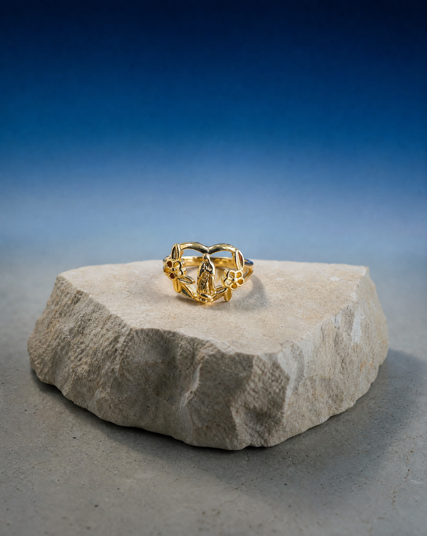 Catholic ring with the Virgin Mary and floral detail