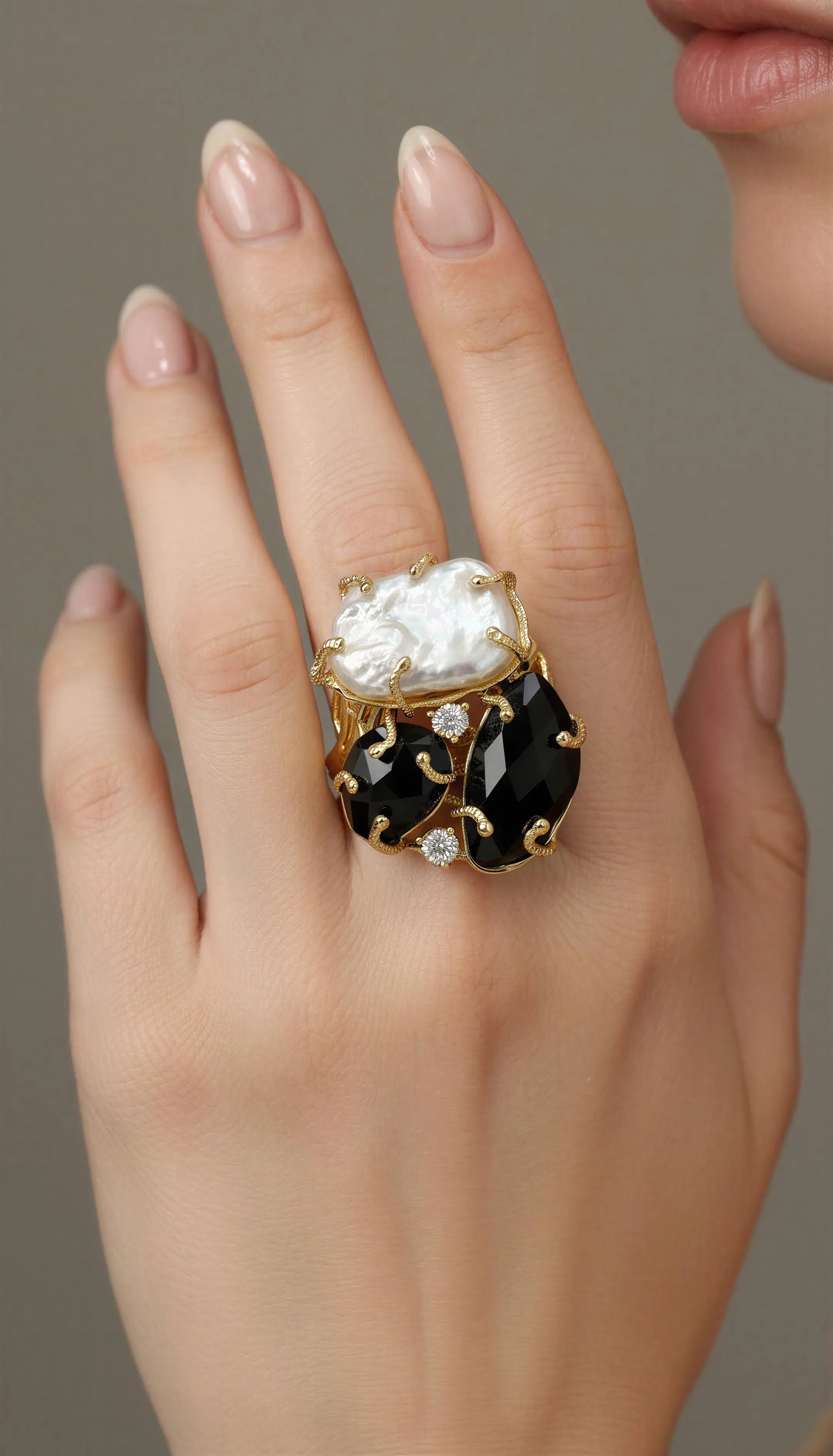 Black Agate and Mother-of-Pearl Ring · Strength and Timeless Elegance PHOEBE'S 