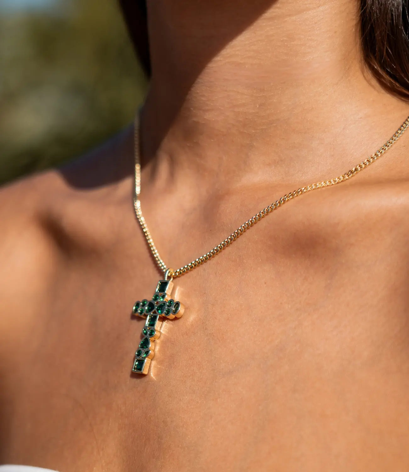 Gold-Plated Cross Necklace with Green Zirconia – Elegance and Timeless Style PHOEBE`S 