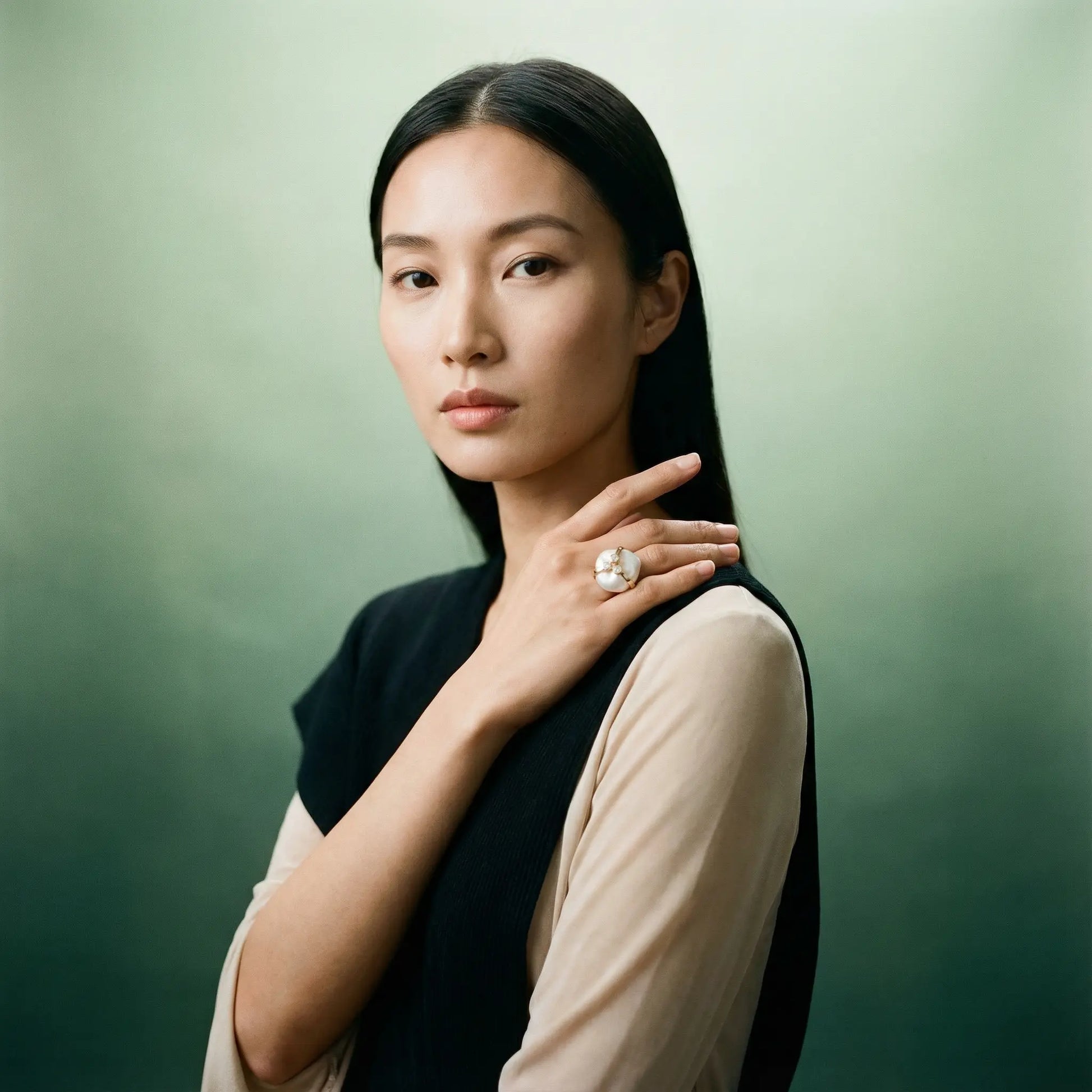 Irregular Pearl Ring in Gold – Organic Elegance and Inner Light PHOEBE'S 