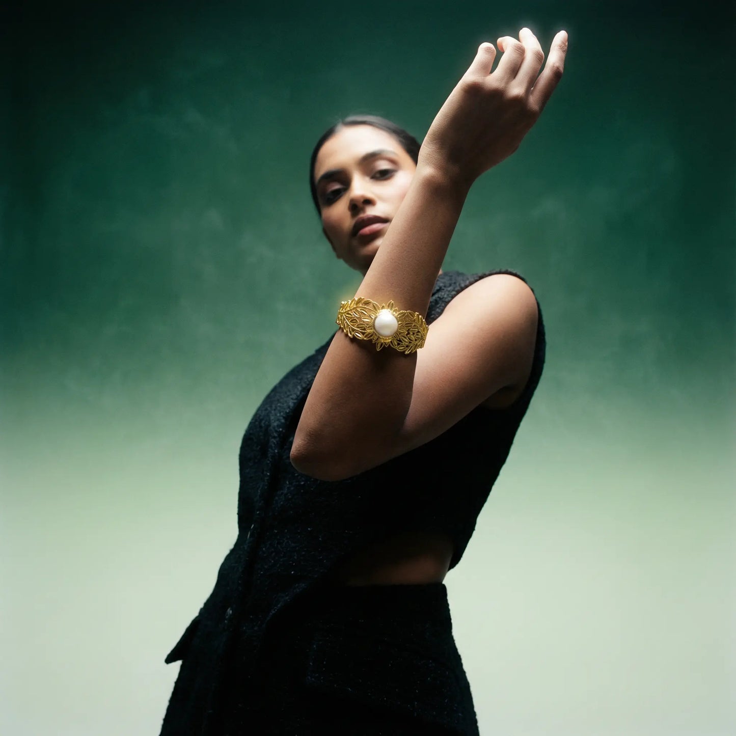 Open Bracelet with Natural Pearl and Floral Details in 18K Gold Plating PHOEBE'S 