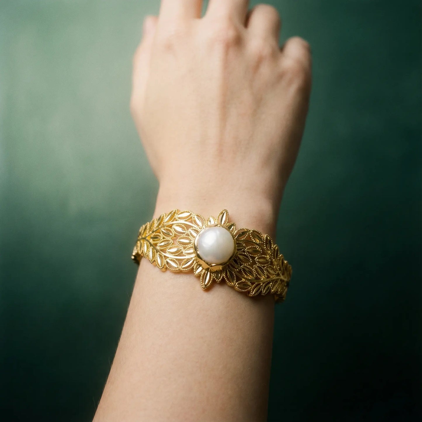 Open Bracelet with Natural Pearl and Floral Details in 18K Gold Plating PHOEBE'S 