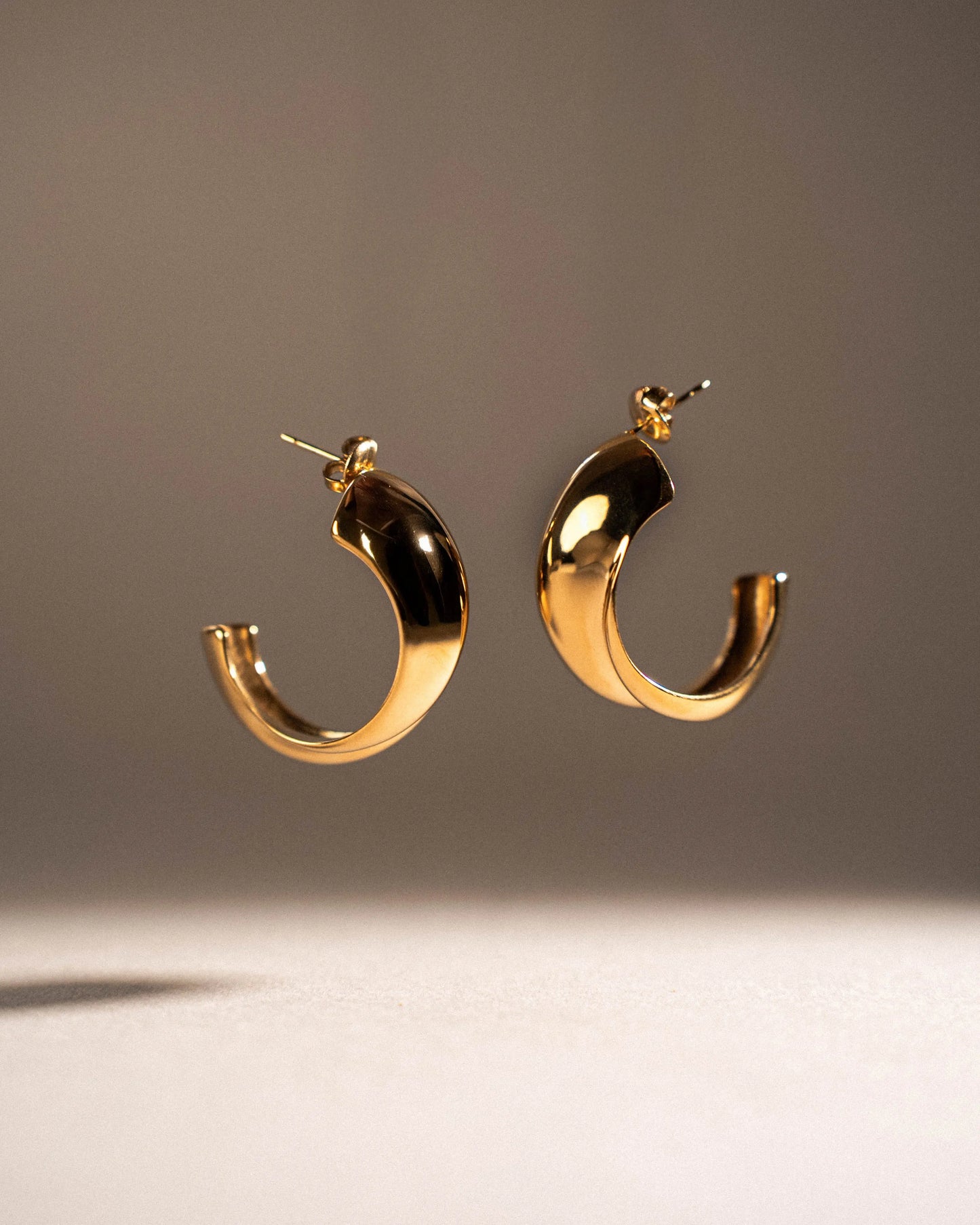 Open Hoop Earrings – Sophistication in a Timeless Jewel PHOEBE'S 