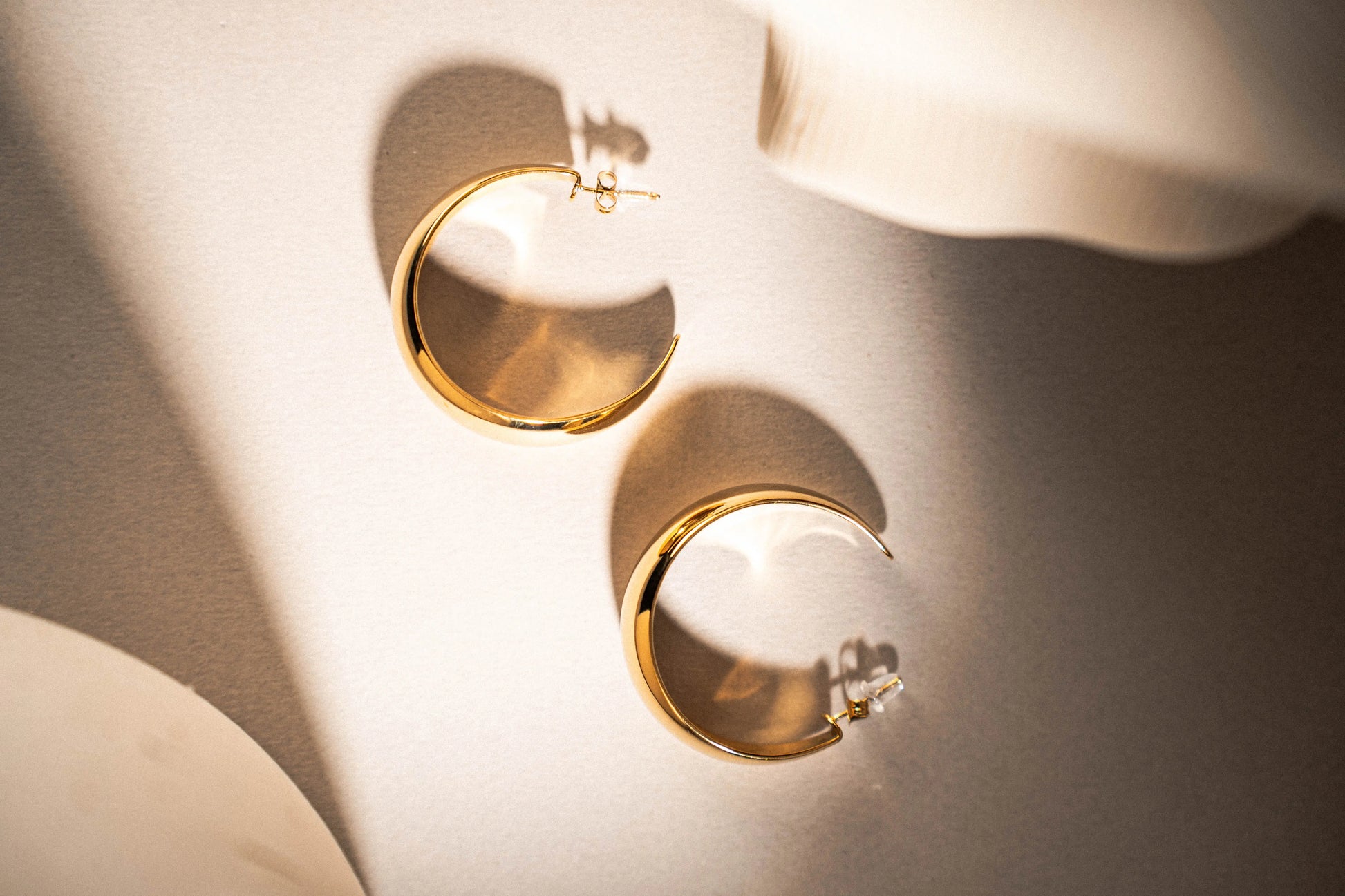 Open Hoop Earrings – Sophistication in a Timeless Jewel PHOEBE'S 