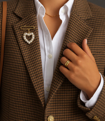 Pearl Heart Brooch in Gold – Classic and Feminine Elegance Phoebe`s  