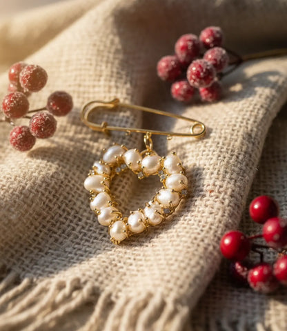 Pearl Heart Brooch in Gold – Classic and Feminine Elegance Phoebe`s  