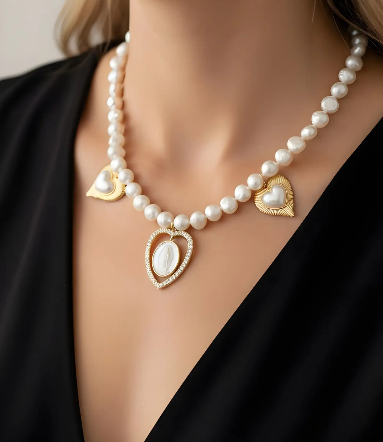 Pearl Necklace with Golden Hearts and the Virgin Mary – Elegance and Devotion PHOEBE'S 