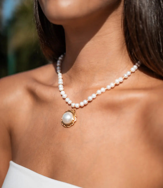 Pearl Necklace with Round Pendant in Gold-Plated Stainless Steel PHOEBE`S 