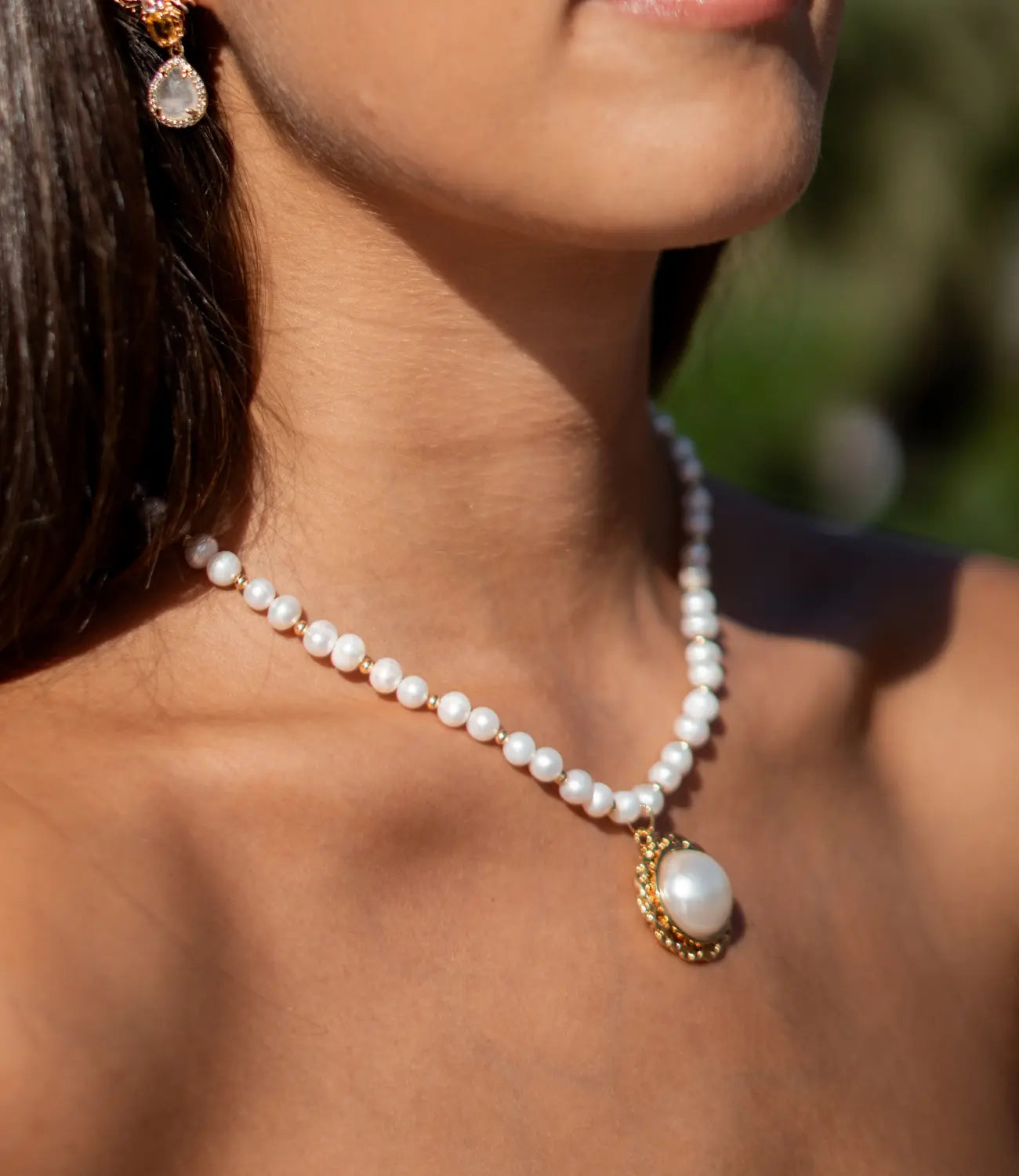 Pearl Necklace with Round Pendant in Gold-Plated Stainless Steel PHOEBE`S 