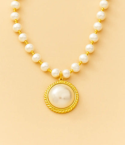 Pearl Necklace with Round Pendant in Gold-Plated Stainless Steel PHOEBE`S 