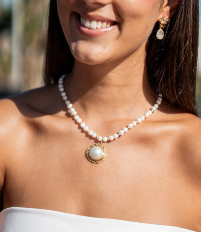 Pearl Necklace with Round Pendant in Gold-Plated Stainless Steel PHOEBE`S 