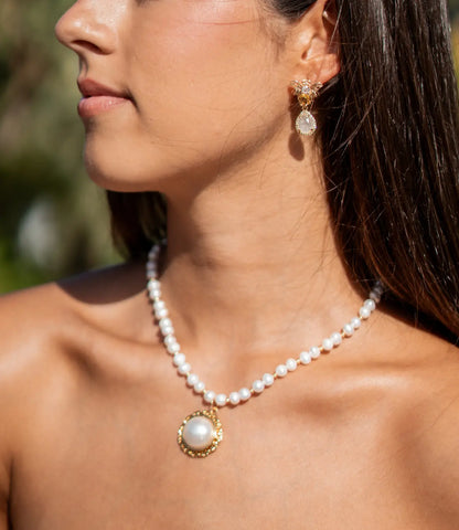 Pearl Necklace with Round Pendant in Gold-Plated Stainless Steel PHOEBE`S 