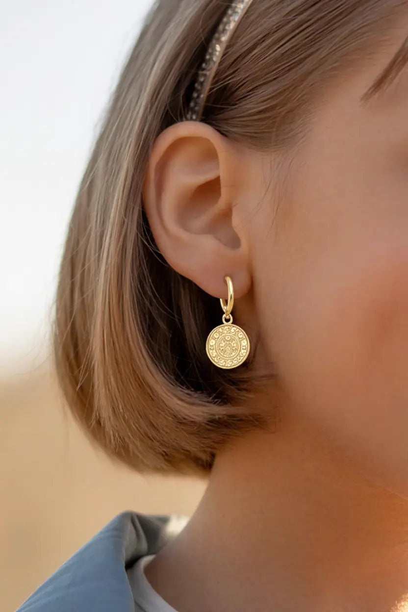 Pendientes de San Benito para Niñas – Medalla Protectora en Tamaño Mini Dorado PHOEBE'S 