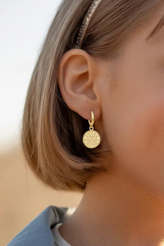 Pendientes de San Benito para Niñas – Medalla Protectora en Tamaño Mini Dorado PHOEBE'S 