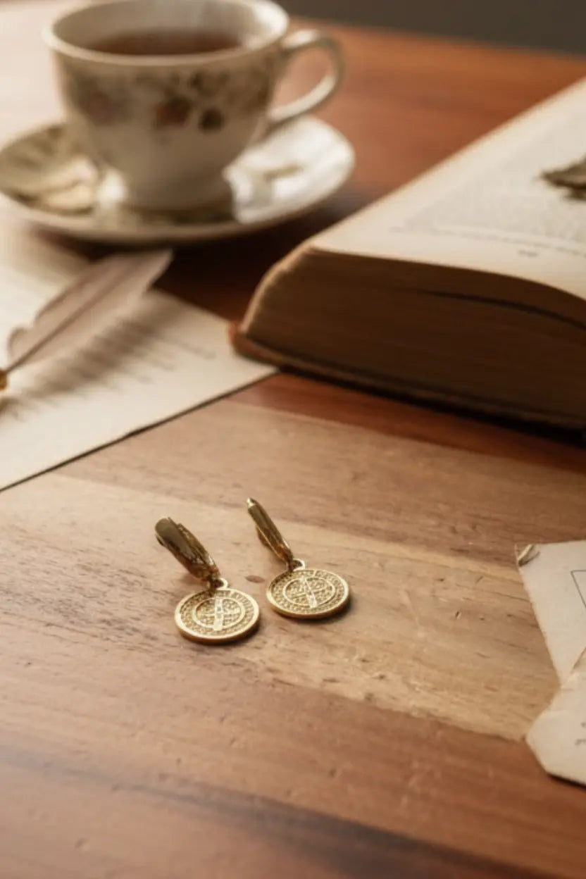 Pendientes de San Benito para Niñas – Medalla Protectora en Tamaño Mini Dorado PHOEBE'S 