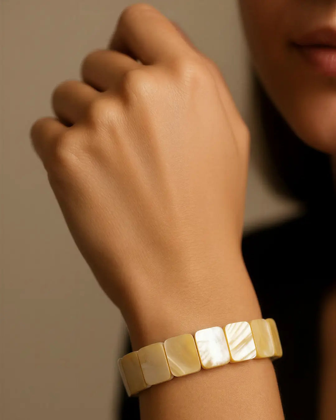 Shell Essence Bracelet – Minimalist Elegance in White and Gold PHOEBE'S 