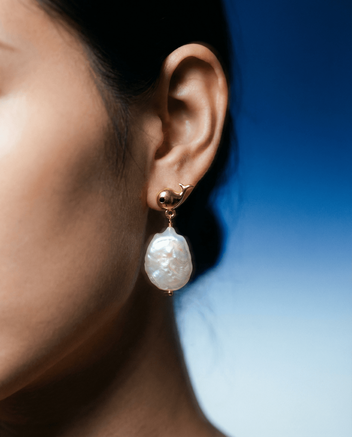 Baroque pearl drop earrings in sculptural gold – Phoebe's
