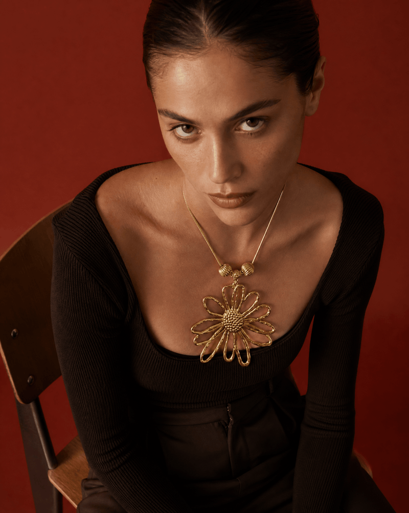 Hammered gold daisy flower necklace – Phoebe's